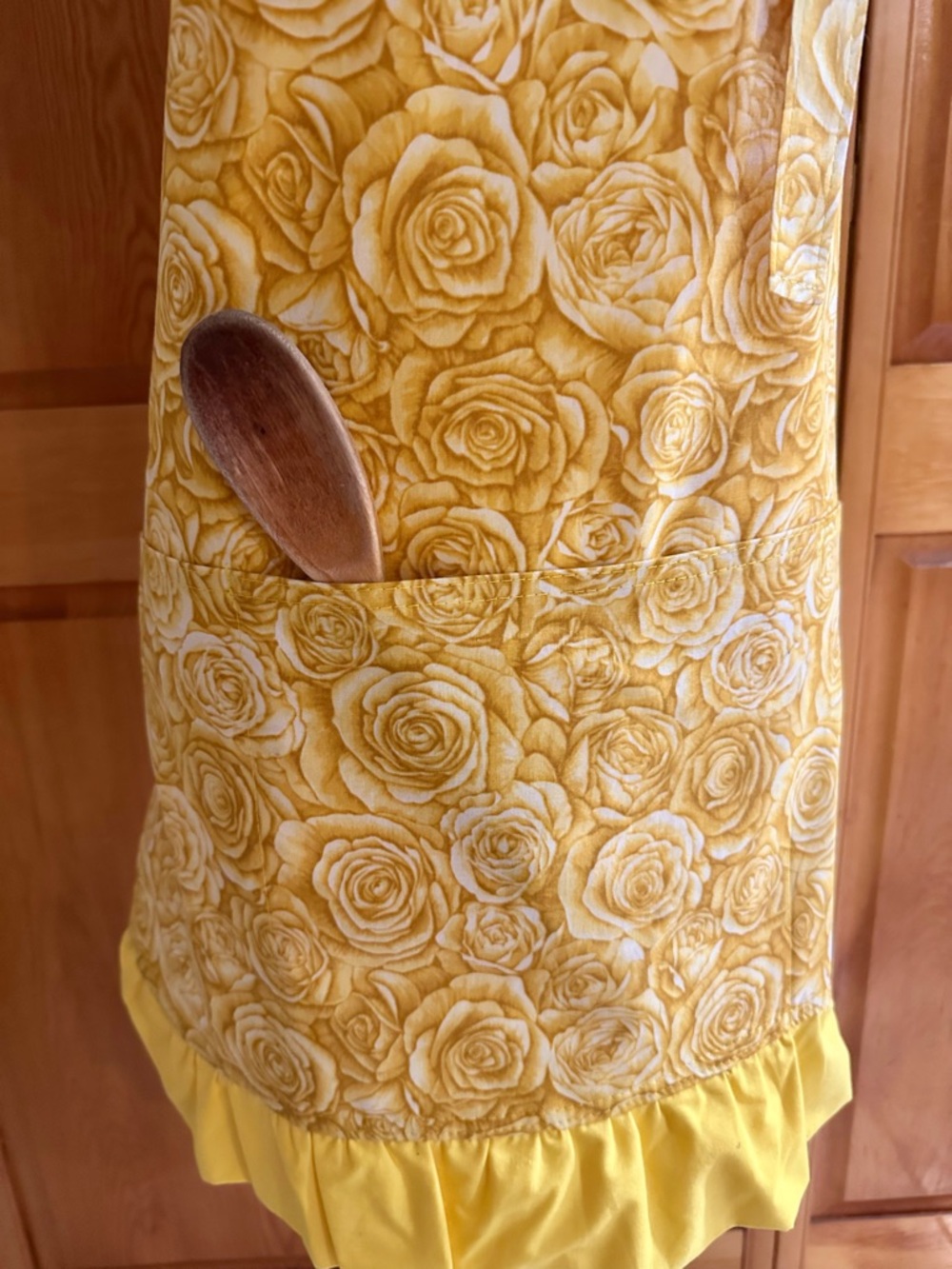 Yellow Rose Print Ruffled Apron - Picture 9 of 10